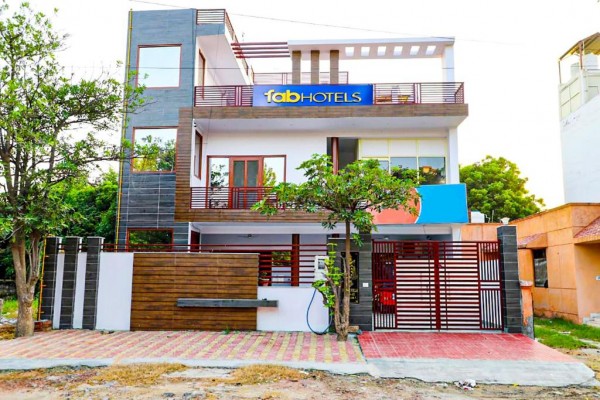 FabExpress Abodes House Noida - Fully Vaccinated Staff